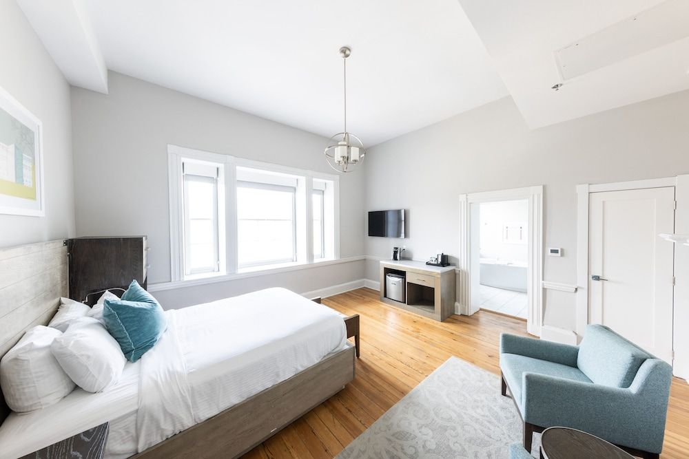 Deluxe Room, 1 Queen Bed, Bathtub