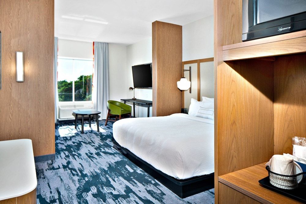 Room, 1 King Bed (Mobility Accessible, Roll-in Shower)