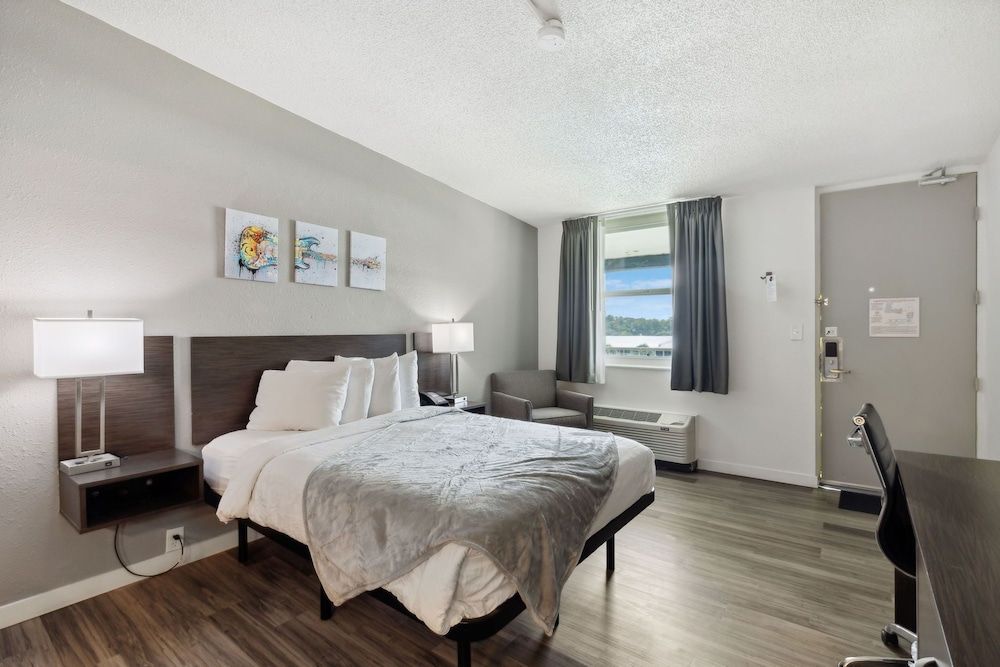 Standard Queen Room