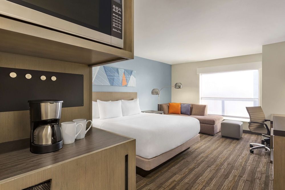 Room, 1 King Bed (Den, No Sofabed)