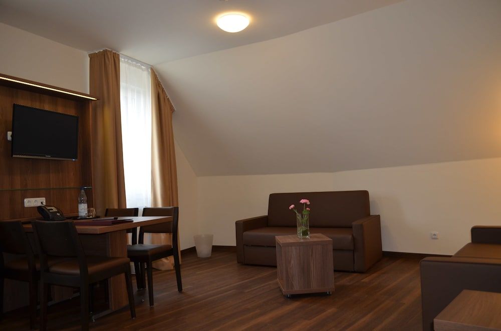 Hotel Isenbütteler Hof Triple Room 4