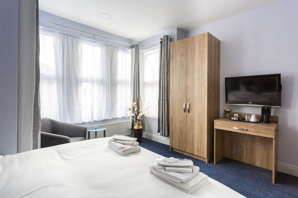 Wellesley Hotel Superior Double Room, 1 King Bed, Non Smoking, Microwave