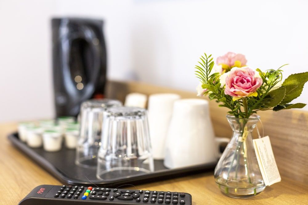 Wellesley Hotel Superior Double Room, 1 King Bed, Non Smoking, Microwave 8