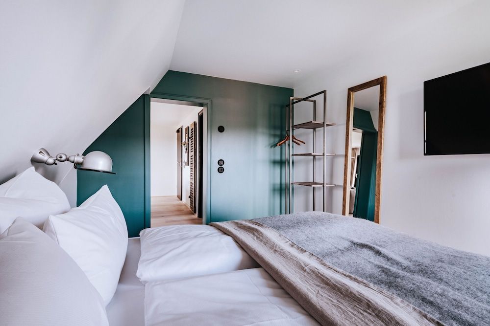 Executive Suite, 1 Queen Bed with Sofa bed, Bathtub, Mountain View
