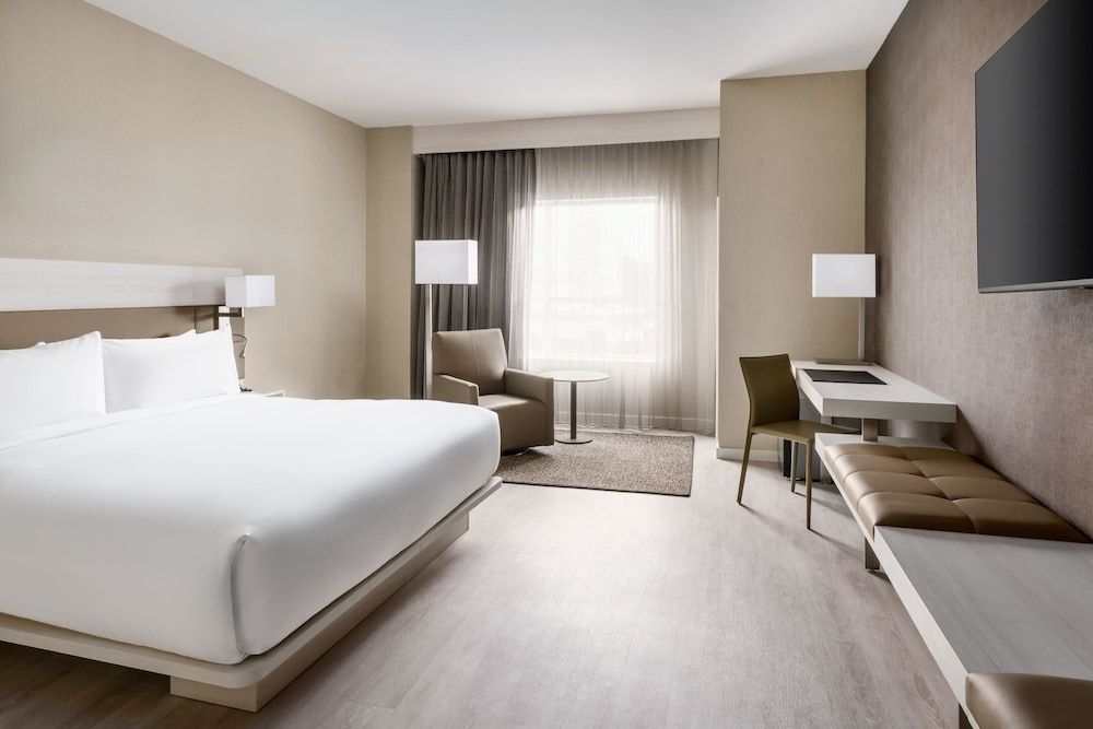 Room, 1 King Bed, Non Smoking (Mobility/Hearing Access, Roll-In Shwr)