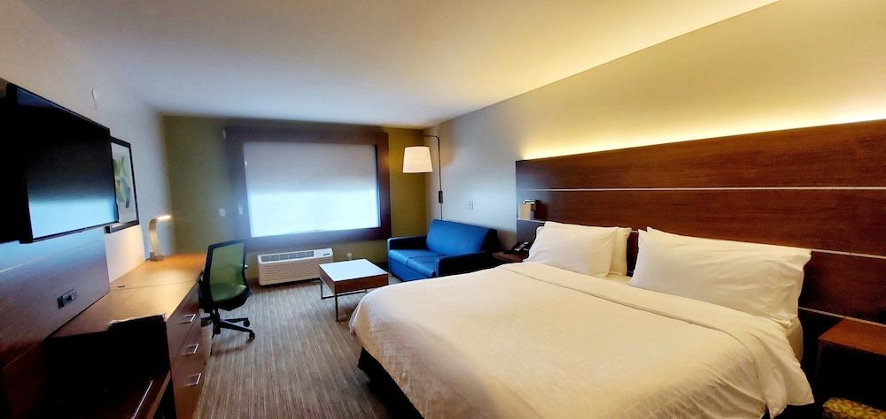 Suite, 1 King Bed, Mobility Accessible (Roll-In Shower)