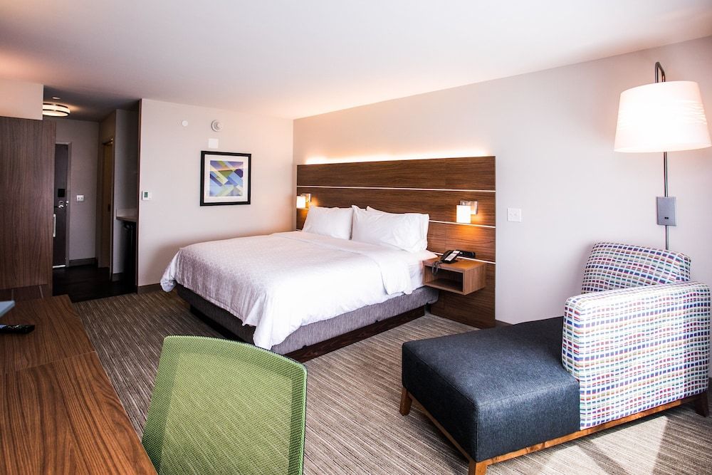 Standard Room, 1 King Bed (Extra Floor Space)
