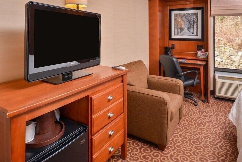 McKnight Hotel Standard Room, 2 Queen Beds 4