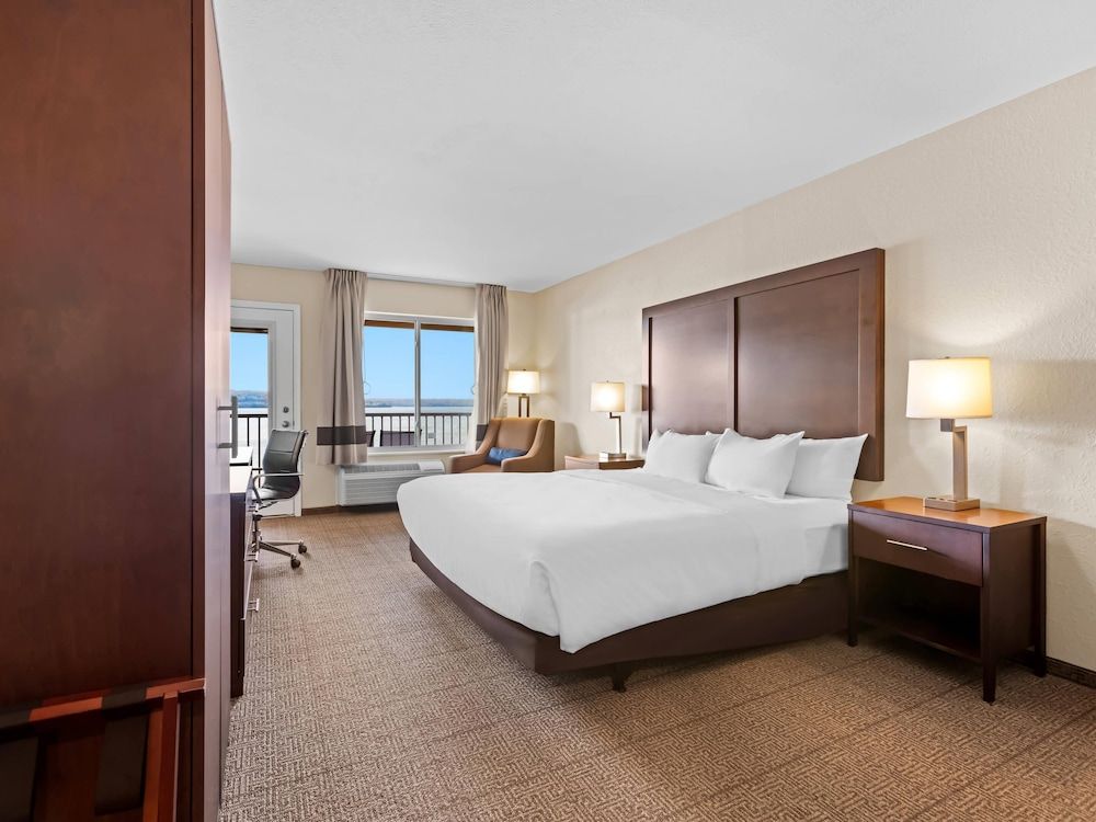 Room, 1 King Bed, Accessible, Lake View (Roll-In Shower)