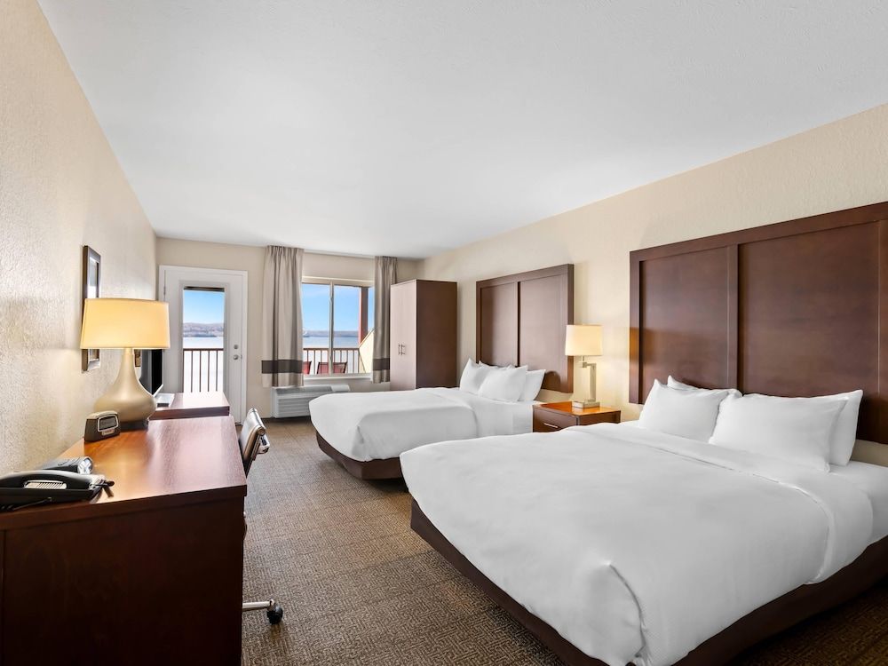 Room, 2 Queen Beds, Accessible, Lake View (Roll-In Shower)