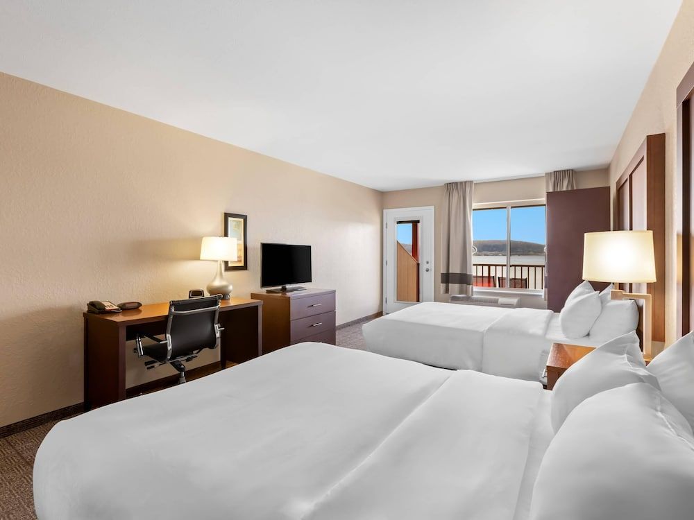 Room, 2 Queen Beds, Accessible, Lake View (Roll-In Shower)