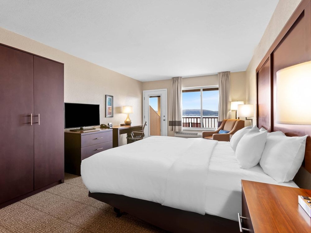 Room, 1 King Bed, Accessible, Lake View (Roll-In Shower)