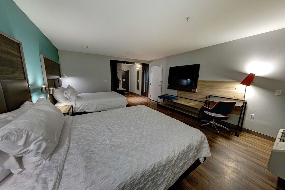 Room, 2 Queen Beds, Accessible (Roll-In Shower)
