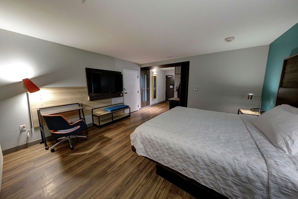 Room, 1 King Bed, Accessible (Roll-In Shower)
