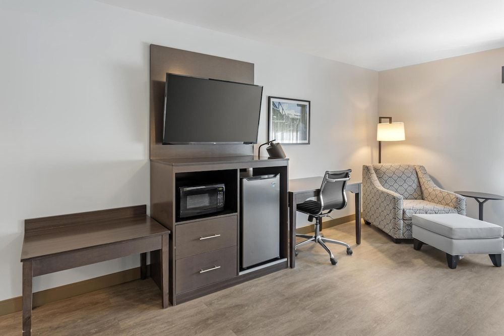 Best Western Plus Hershey Standard Room, 2 Queen Beds, Non Smoking, Refrigerator & Microwave (Shower Only) 3