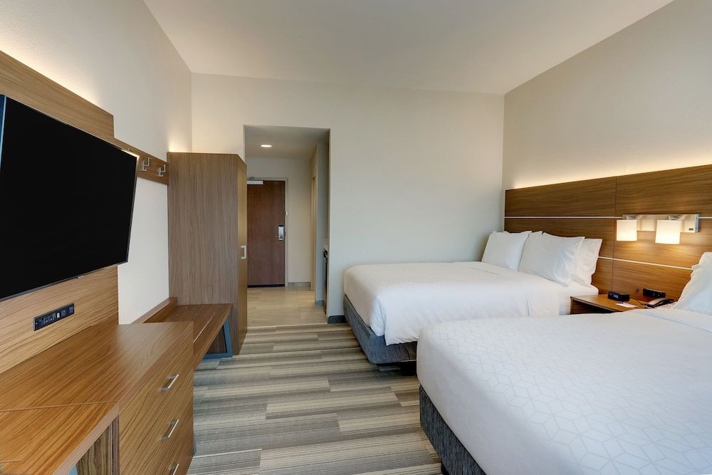 Standard Room, 2 Queen Beds, Accessible Bathtub (Communications)