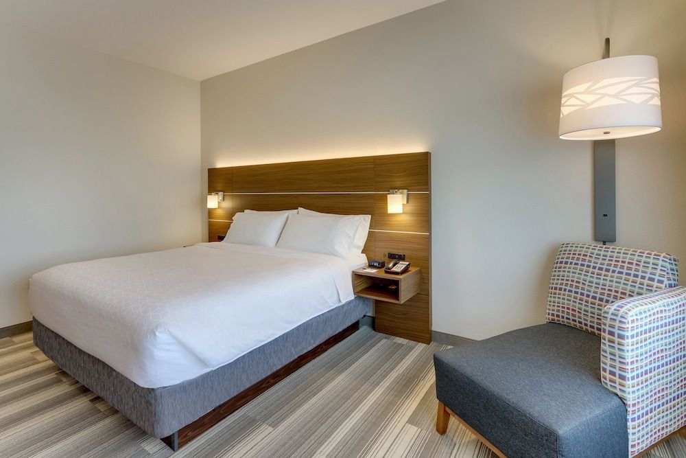 Standard Room, 1 King Bed, Roll-in Shower (Mobility)