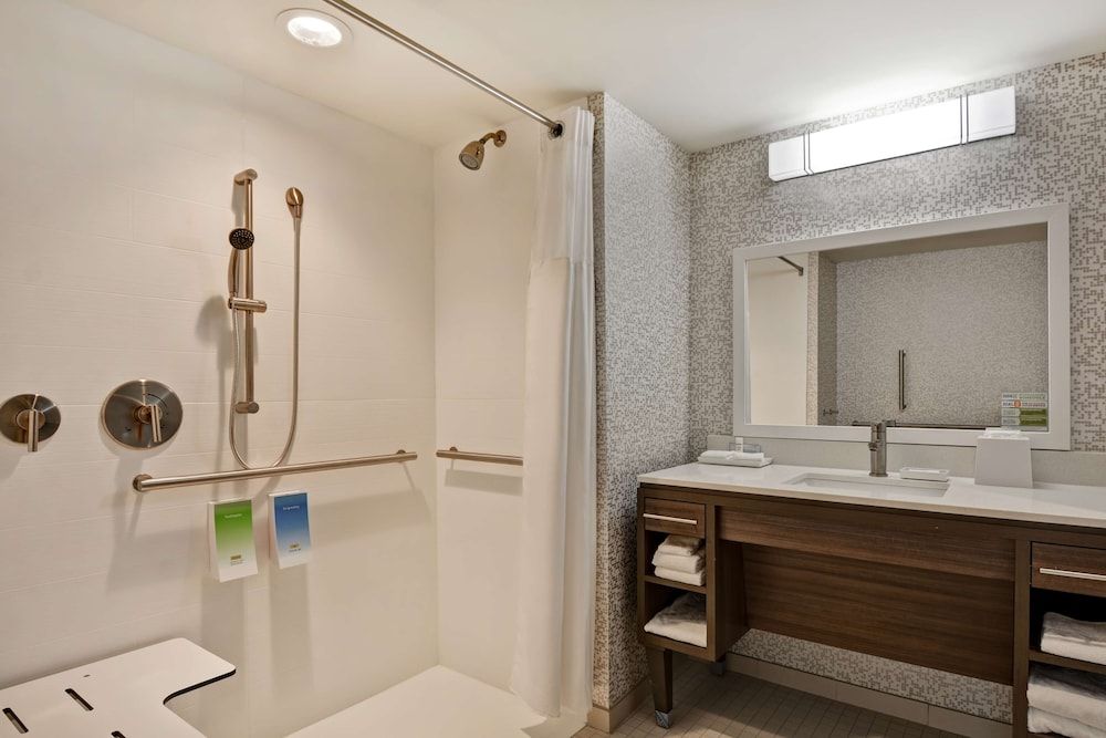Studio, 1 King Bed, Accessible (Roll-In Shower)
