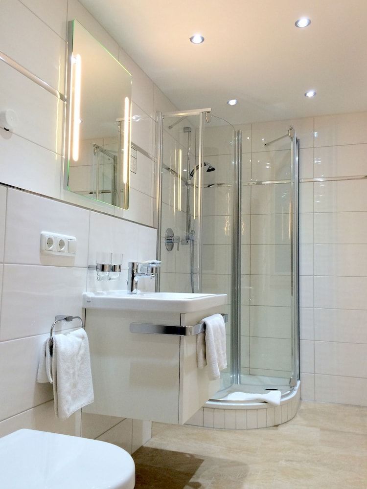 HomeHotel Salzberg Triple Room 5