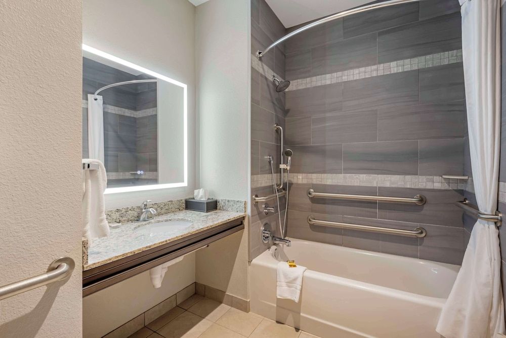 Standard Room, 2 Queen Beds, Non Smoking, Refrigerator & Microwave (Pet Friendly)