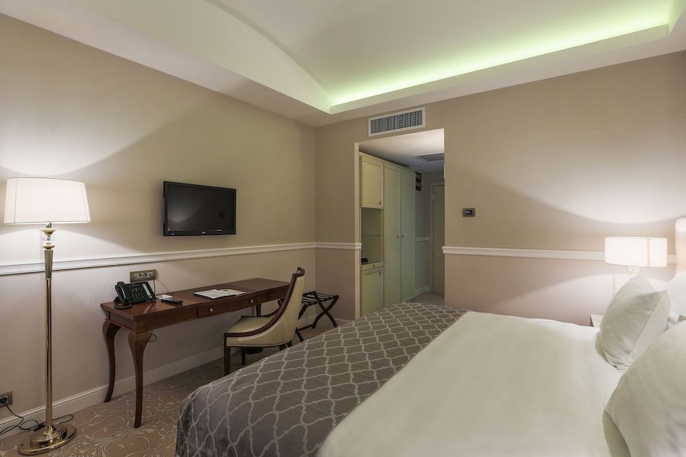 Hotel International Iasi Deluxe Double Room, City View 3