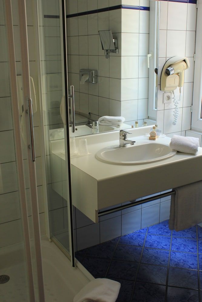 Hotel Foch Classic Room 4