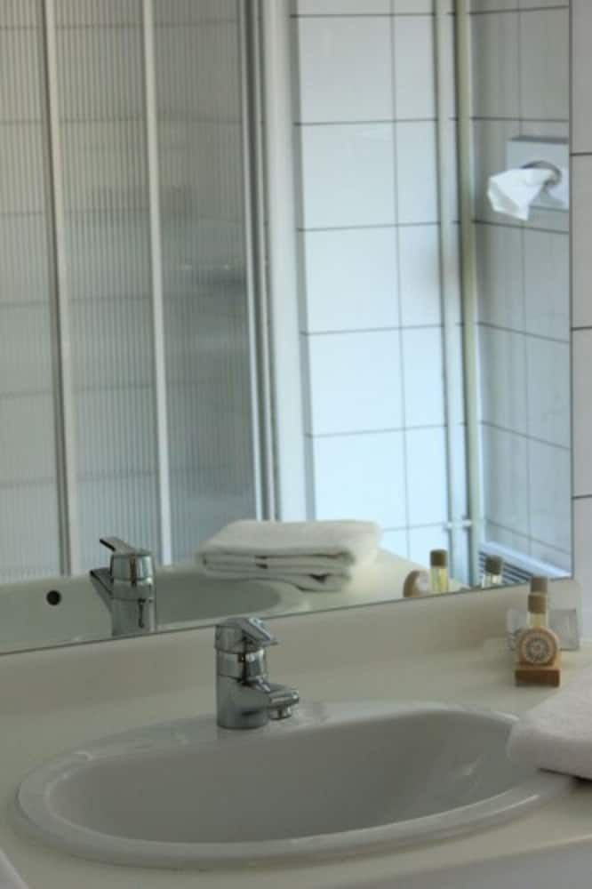 Hotel Foch Classic Room 5