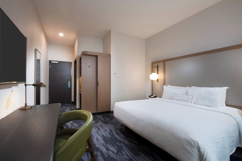 Room, 1 King Bed (Mobility Accessible, Tub)
