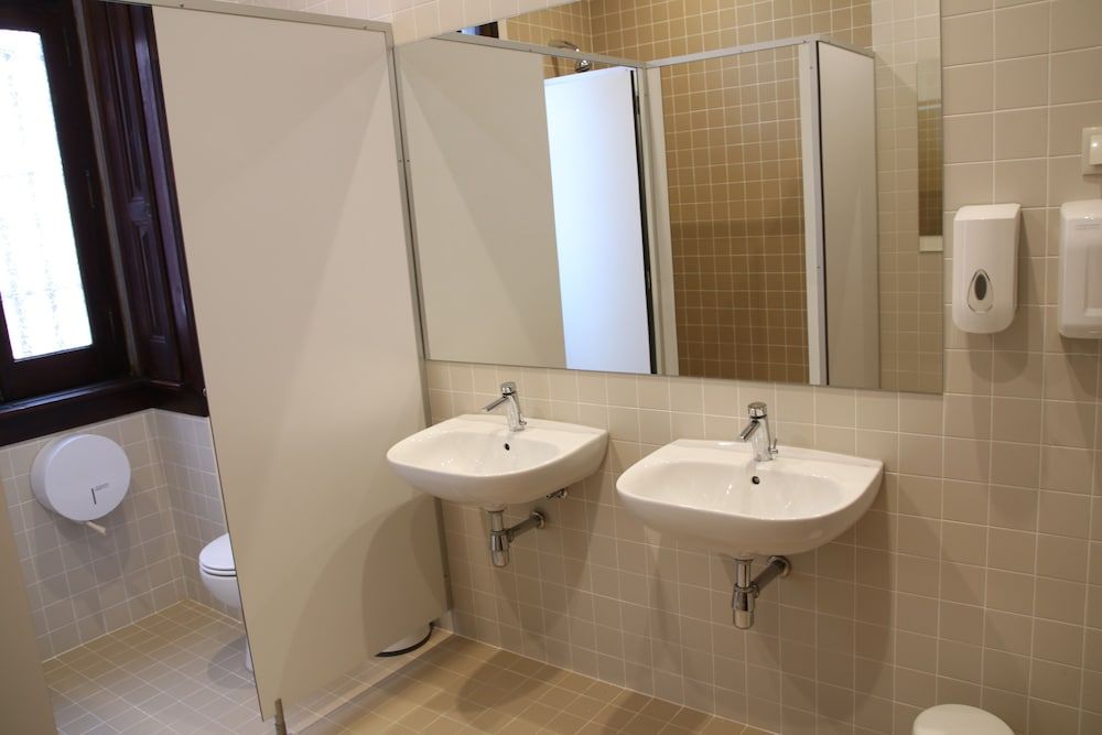 Sant Jordi Hostels Lisbon Standard Twin Room, Shared Bathroom 6