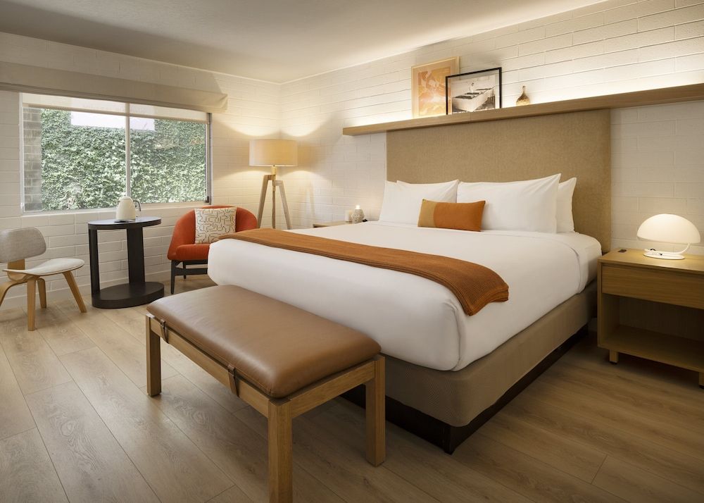 Deluxe Room, 1 King Bed, Courtyard View