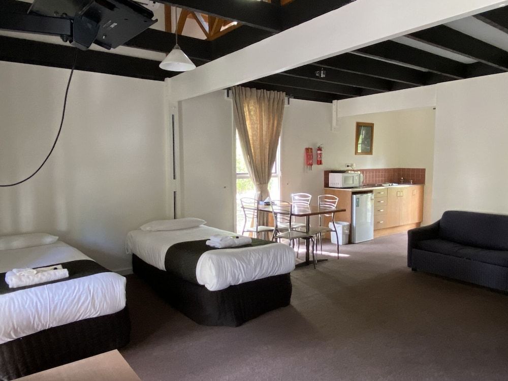 Hahndorf Old Mill Motel Loft, 2 Bedrooms, Jetted Tub