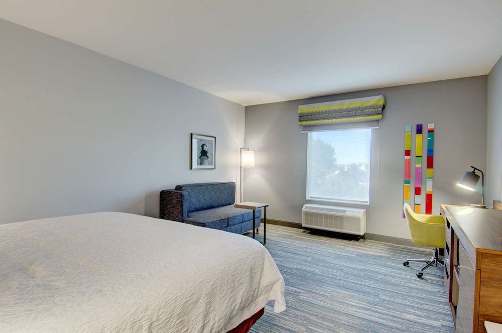 Studio, 1 King Bed, Refrigerator & Microwave (Wet bar)