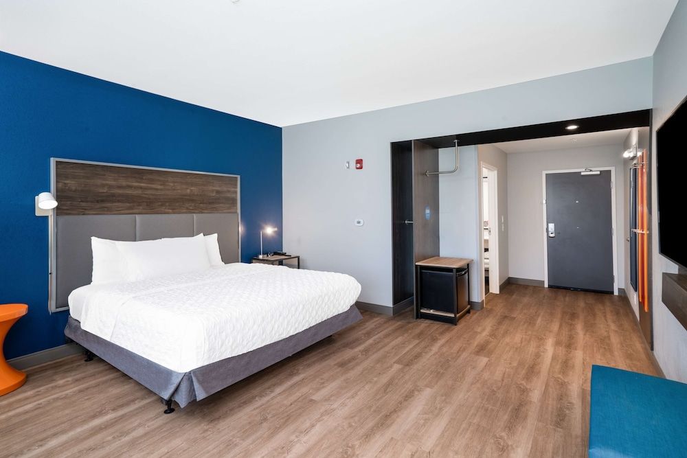 Room, 1 King Bed, Accessible (Roll-In Shower)