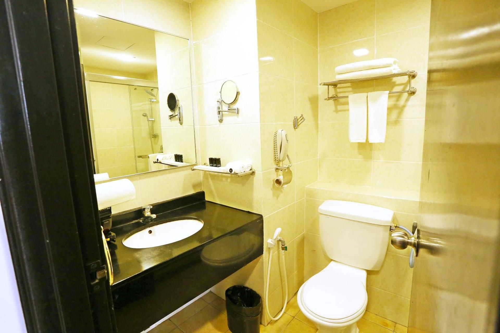 Borneo Royale Hotel Deluxe Double or Twin Room 3