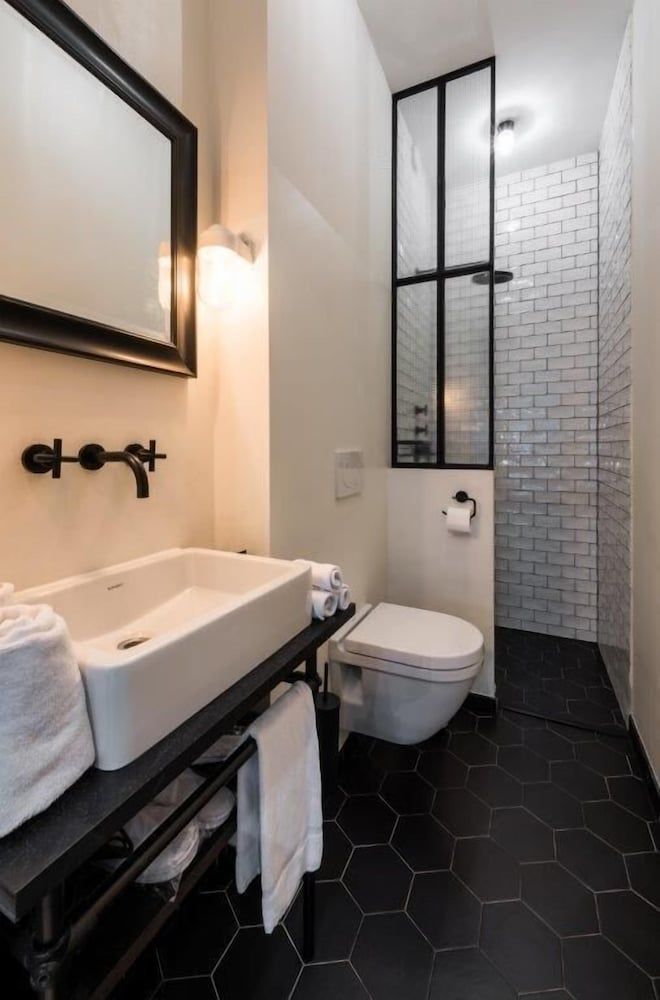 The Bolster City Double Room (Nightlife experience room) 3