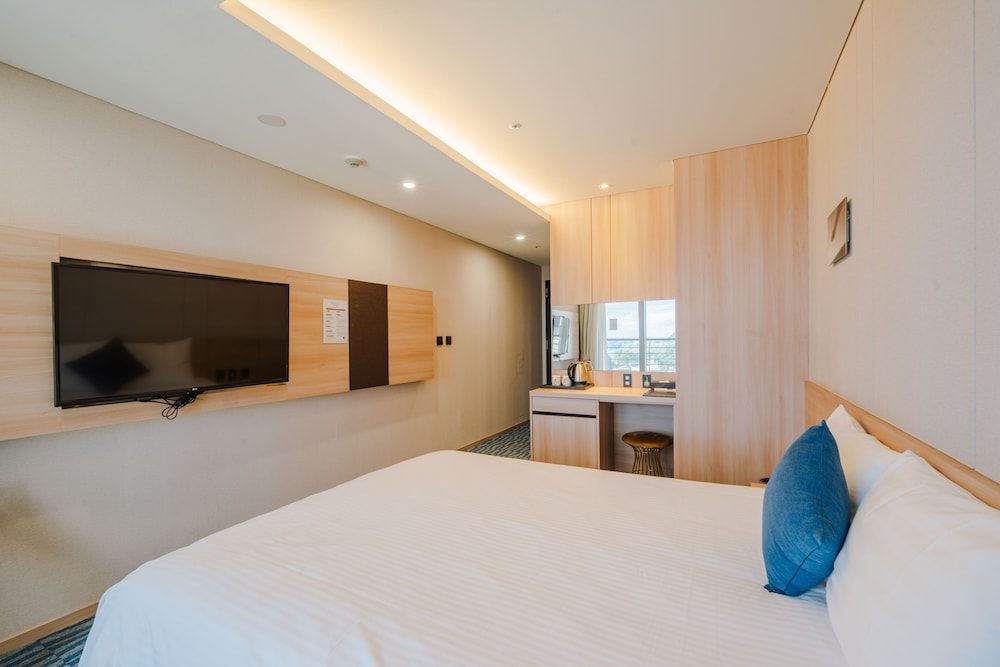 Hotel Bridge Seogwipo Deluxe Double Room, Terrace, Partial Ocean View 4