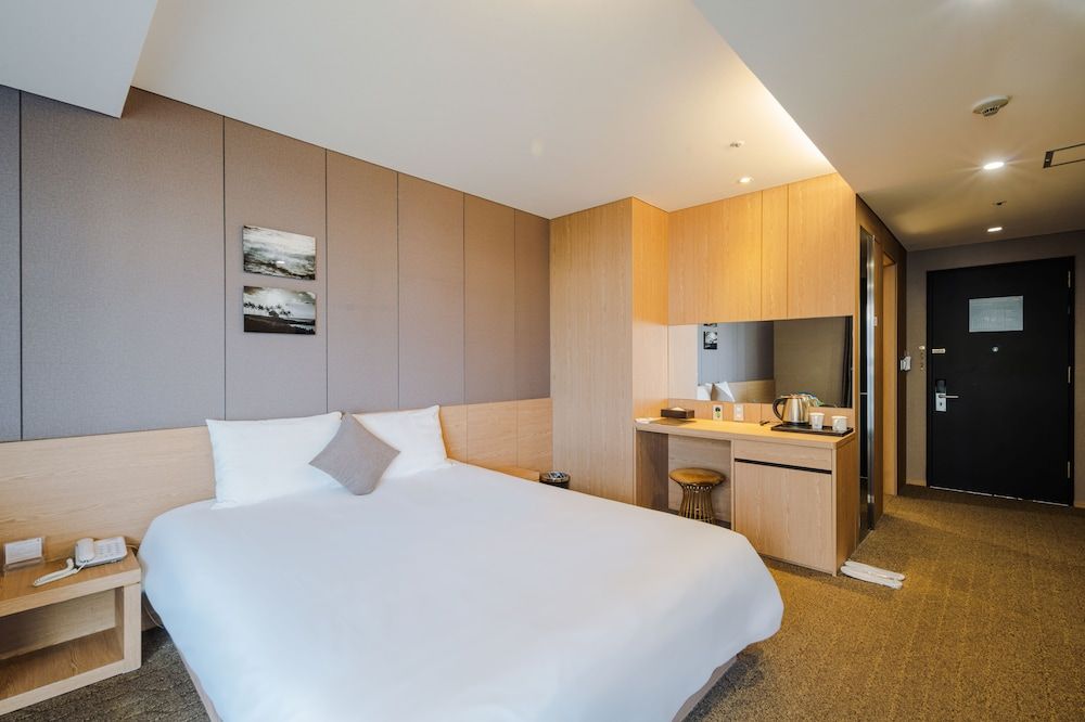 Hotel Bridge Seogwipo Standard Double Room, 1 Bedroom, Terrace, City View 2