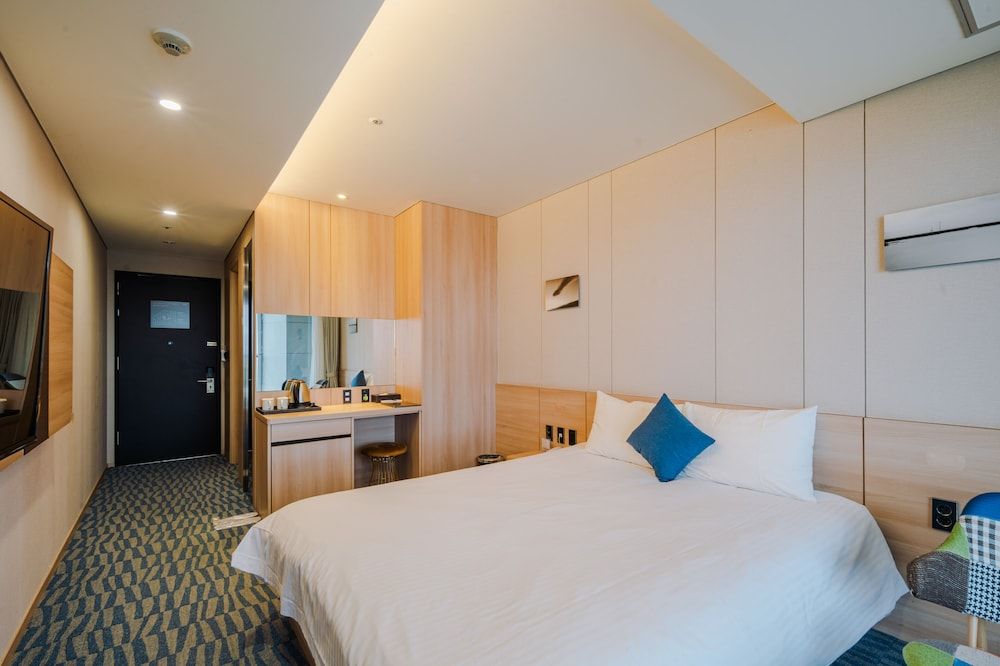 Hotel Bridge Seogwipo Deluxe Double Room, Terrace, Partial Ocean View 3