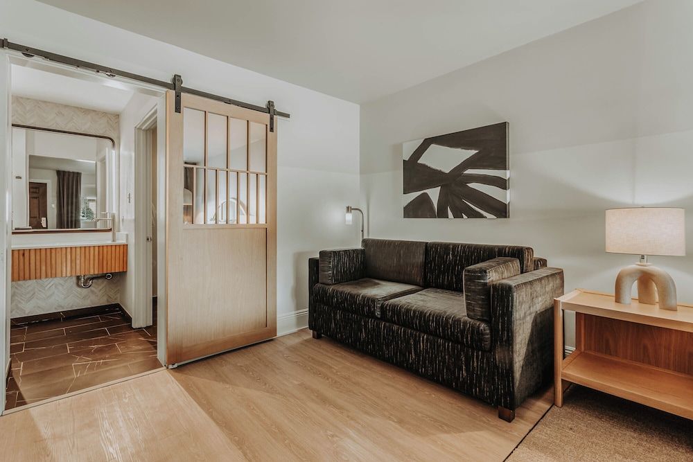 King with Kitchenette (Sleeper Sofa)