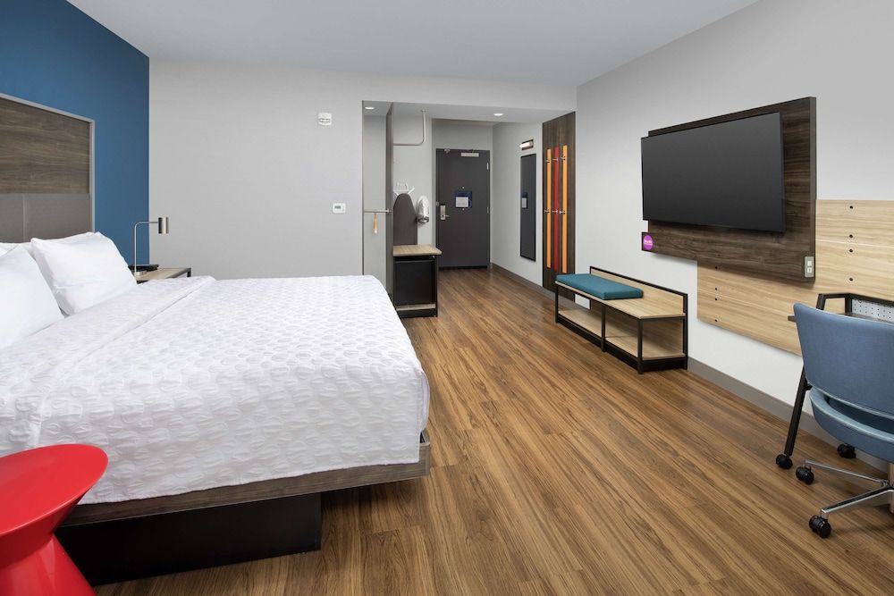 Room, 1 King Bed, Accessible (Roll-In Shower)