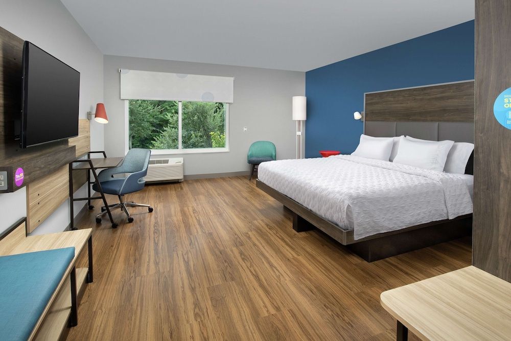 Room, 1 King Bed, Accessible (Roll-In Shower)