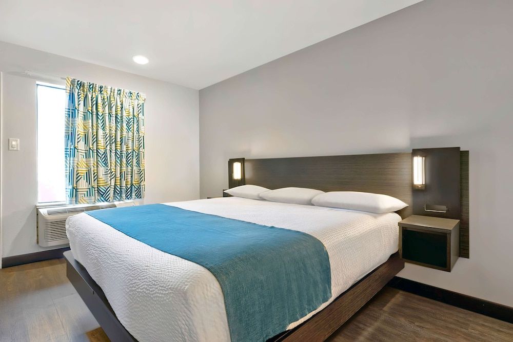 Standard Room, 1 Queen Bed, Accessible, Non Smoking