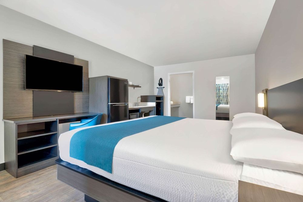 Deluxe Room, 1 King Bed, Smoking, Kitchenette