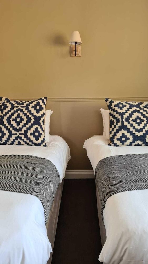 The Cricketers Inn Suite, Ensuite (Double & Single)