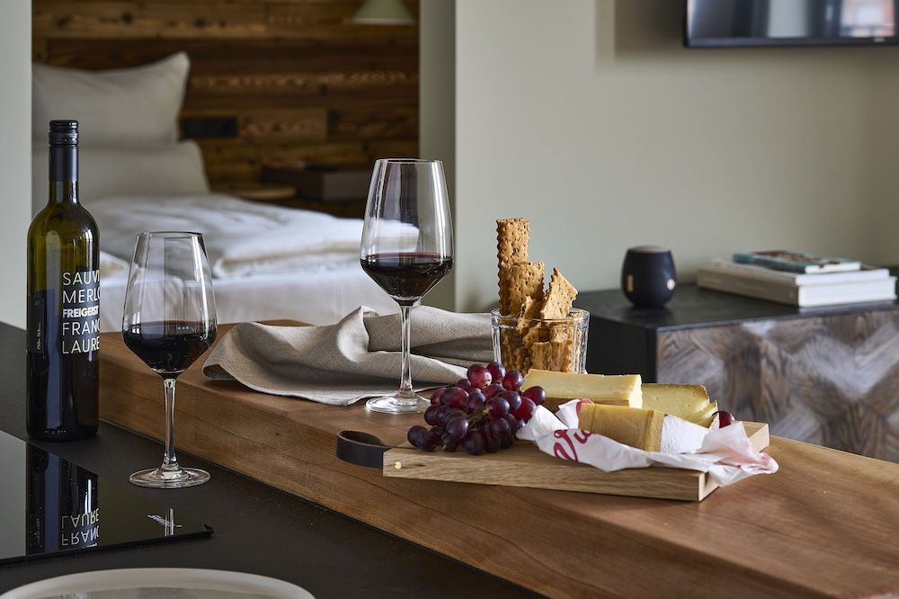 FREIgeist Homes - Serviced Apartments Studio Loft Large Balcony 9