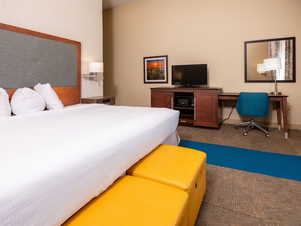 Flag Point Inn & Suites Pratt by FairBridge