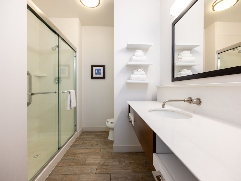 Flag Point Inn & Suites Pratt by FairBridge Standard King Room 4