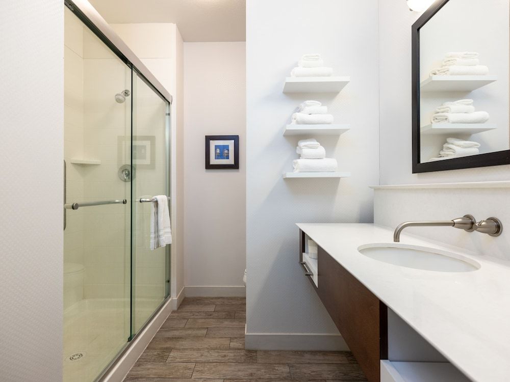 Flag Point Inn & Suites Pratt by FairBridge Studio King Suite 4