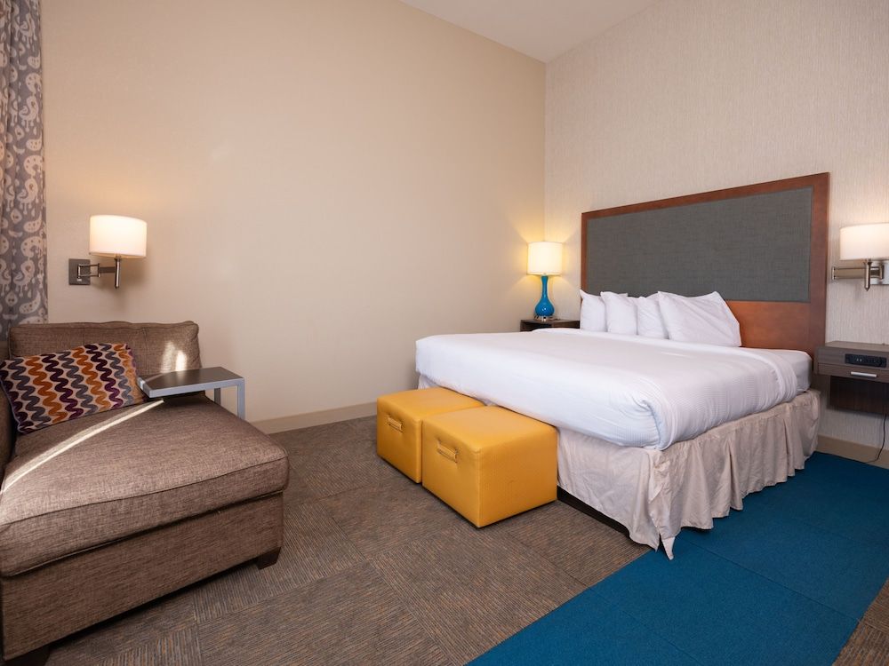Flag Point Inn & Suites Pratt by FairBridge Standard King Room 2