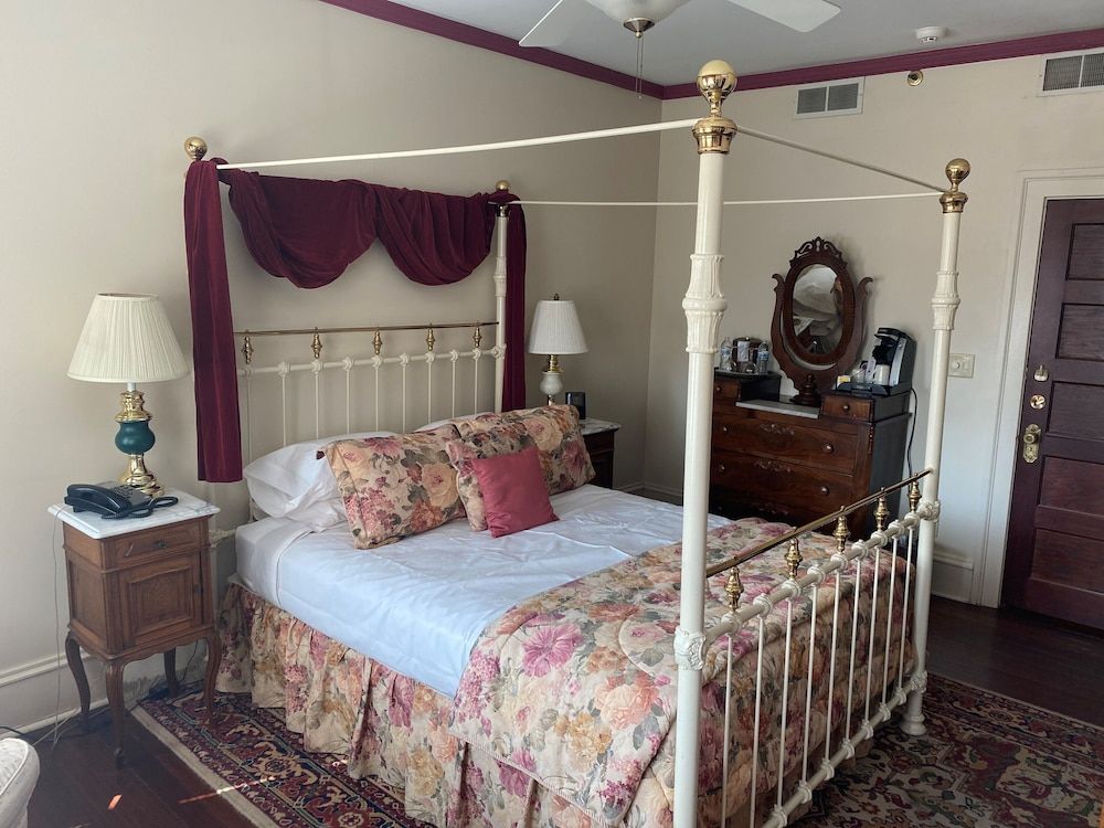 Room, 1 Queen Bed, Non Smoking, Jetted Tub (Poppy)
